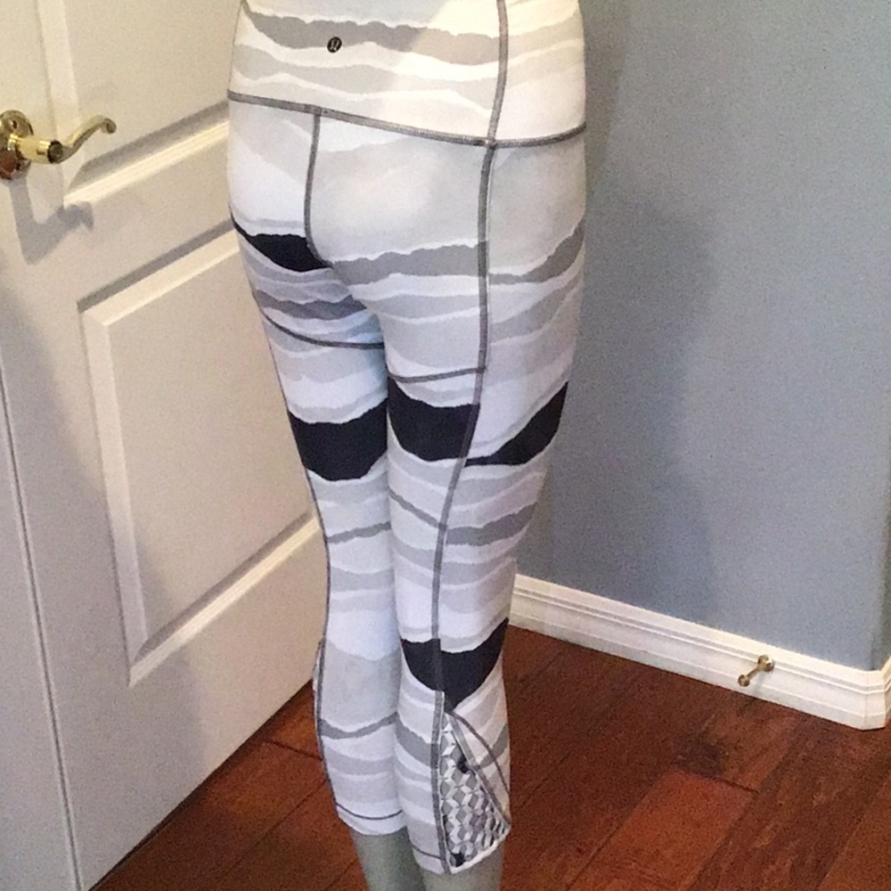 Lululemon black/white Wunder Under crops (6)